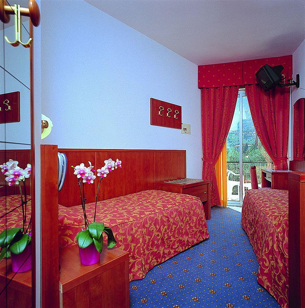 Hotel Garden ลีโมเนซุลการ์ดา ภายนอก รูปภาพ