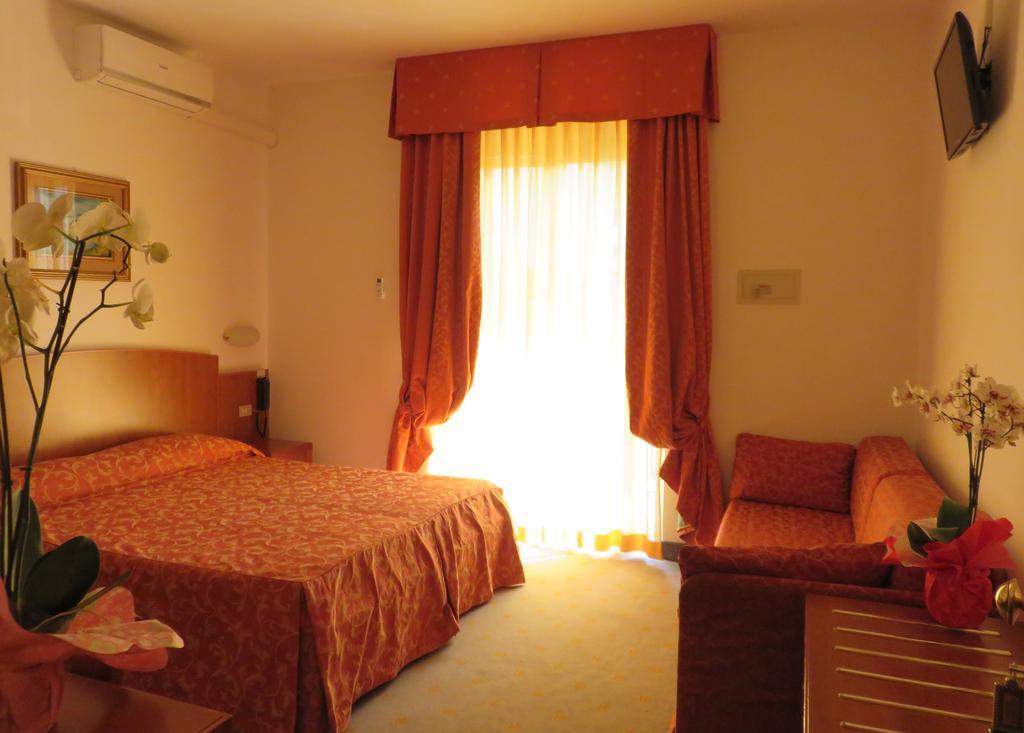 Hotel Garden ลีโมเนซุลการ์ดา ภายนอก รูปภาพ